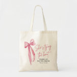 Pink Bow Sie bindet den Knoten-Junggeselinnen-Absc Tragetasche<br><div class="desc">Die Pink Bow - Die Knot Junggeselinnen-Abschied Tote Tasche - das perfekte Zubehör für die Braut zu feiern! Diese schicke Tasche ist mit dem Satz "She's Tying the Knot" in einem stilvollen rosa Bug-Design gestaltet, das jedem Junggeselinnen-Abschied eine Touch Eleganz verleiht. Diese aus robustem, Öko-freundlichem Stoff gefertigte Tasche ist geräumig...</div>