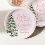 Pink Bows Girl Baby Es ist kalt draußen Babydusche Pappteller<br><div class="desc">Die Pink Bows Girl Baby It's Cold Outside Baby Shower Paper Teller bringen einen süßen, winterlichen Charme in Ihre Babydusche Dekoration! Diese Teller sind in einem sanften rosa Design mit zarten Schneeflocken und bezaubernden Bögen an einem festlichen Weihnachtsbaum gehalten und eignen sich perfekt für die Kinderdusche "Baby It’s Cold Outside"....</div>