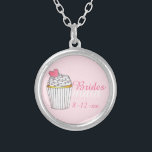 Pink Bridesmaid Cupcake Wedding Geschenk Necklace Versilberte Kette<br><div class="desc">Necklace zeigt eine originale Marker-Abbildung eines mattierten Kuchens auf einem hellrosa Hintergrund und BRIDESMAID in einem lustigen rosa Schriftart. Personalisieren Sie sich einfach mit Ihrem Veranstaltungsdatum. Ein perfektes Geschenk für Ihre Brautjungfrauen!</div>