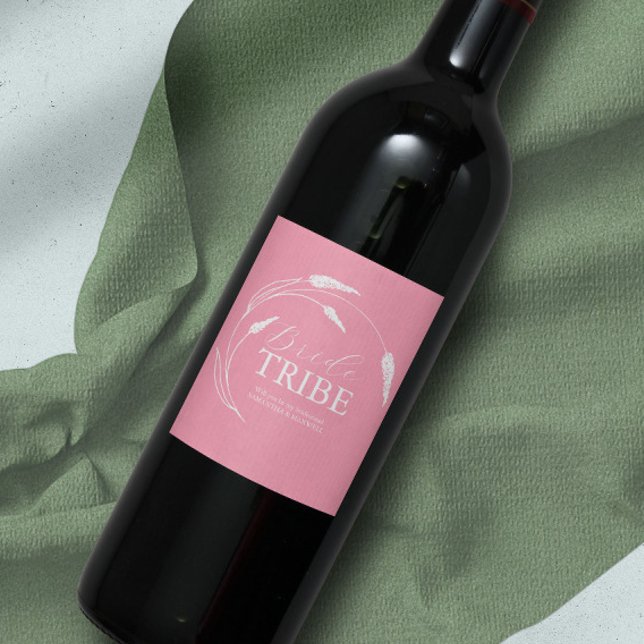 Pink Bridesmaid-Vorschlag Weinetikett (Personalized wedding wine labels feature unique floral line art by Victoria Grigaliunas)