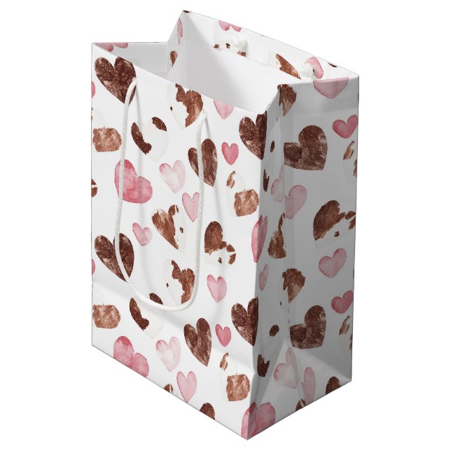 Pink Brown Cocoa Cow Print Hearts Birthday Mittlere Geschenktüte (Vorderseite Schrägansicht)