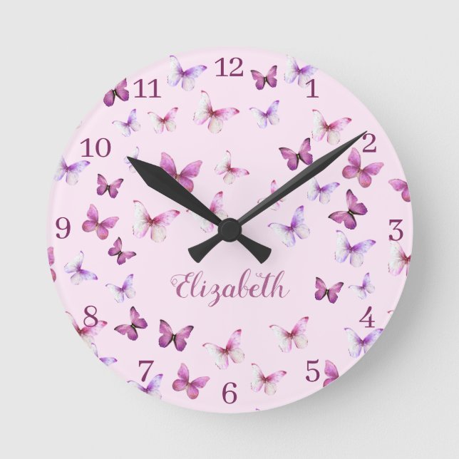 Pink Butterflies Pattern Custom Name Runde Wanduhr (Vorderseite)