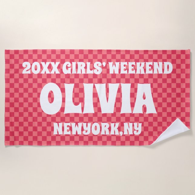 Pink Checkered Girls Weekend Personalisierter Name Strandtuch (Vorderseite)
