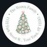 Pink Christmas Tree Chinoiserie Rücksendeadresse Runder Aufkleber<br><div class="desc">Dieses flexible Aufkleber-Design zeichnet sich durch einen orginell dekorierten Weihnachtsbaum mit kreisförmigem Rand aus. Hier für eine Rücksendeadresse angegeben,  aber alle Textfelder sind flexibel auf Ihre Bedürfnisse,  z.B. ein Dankeschön für Aufkleber. Alle Aquarellelemente wurden ursprünglich von mir handgemalt,  bevor sie in digitale Form gescannt wurden.</div>