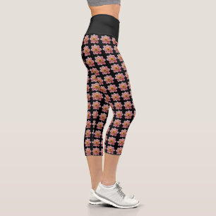 Pink Collarette Dahlia Blumenmuster auf schwarz Capri Leggings