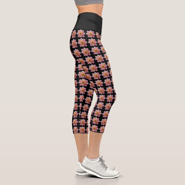 Pink Collarette Dahlia Blumenmuster auf schwarz Capri Leggings (Rechts)