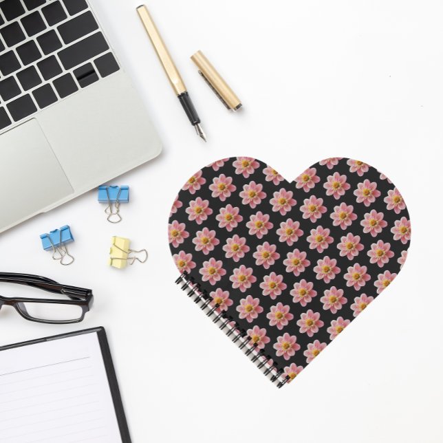 Pink Collarette Dahlia Blumenmuster auf schwarz Notizbuch (In Situ)