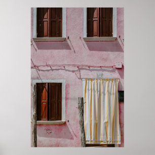 PINK CONCRETE HOUSE MIT DREI FENSTER UND EINEM DOK POSTER