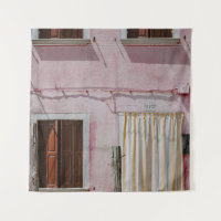 PINK CONCRETE HOUSE MIT DREI FENSTER UND EINEM DOK