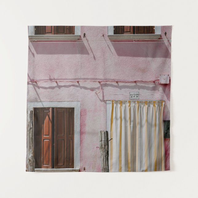 PINK CONCRETE HOUSE MIT DREI FENSTER UND EINEM DOK WANDTEPPICH (Vorderseite)