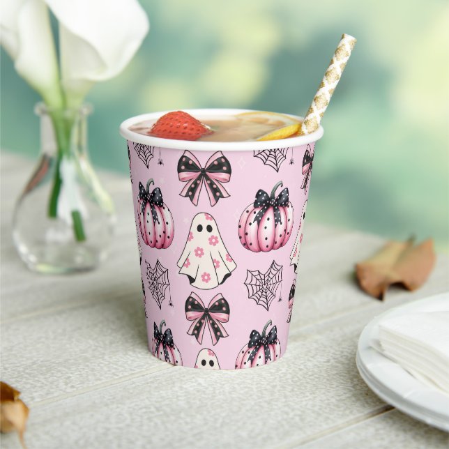 Pink Coquette Pumpkin Ghosts Halloween Muster Pappbecher (In Situ)