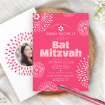Pink Coral Bat Mitzvah Foto Sternexplosion Bold Gr Einladung<br><div class="desc">Seien Sie stolz, freuen Sie sich und präsentieren Sie diesen Meilenstein Ihres Lieblings-Bat Mitzvah mit dieser lustigen, trendigen, fröhlichen, personalisierten Einladung! Retro-Sternexplosionen in Rosa und Rosa mit Stars von David, sowie kühne moderne rot-weiße Sans Serif Typografie, überlagern einen hellen korallenrosa Hintergrund. Auf der Rückseite liegen das Foto Ihrer Wahl und...</div>