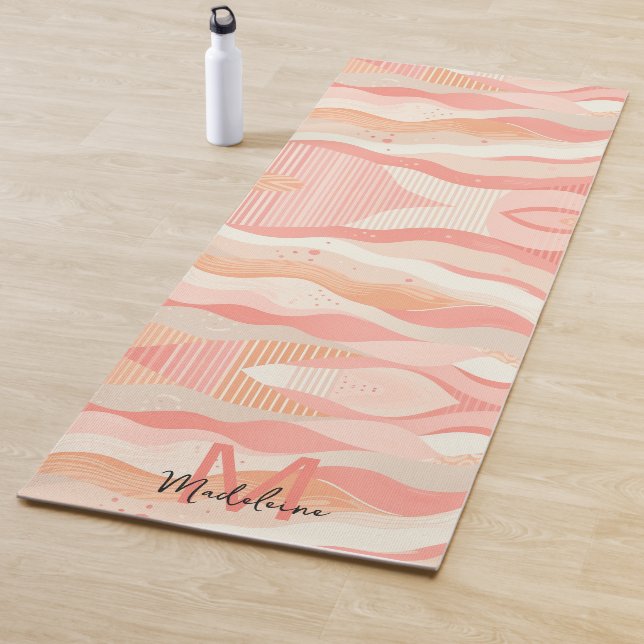Pink Coral Stripes Waves Muster Name Monogram Yogamatte (Beispiel)
