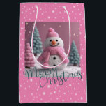 Pink Crocheted Christmas Snowman Mittlere Geschenktüte<br><div class="desc">Pink Crocheted Weihnachten Schneemann Geschenktasche Hübsch rosa Hintergrund. Snowmans Hat,  Scarf und Bäume sind von einem kreierten,  digital kreierten Design. Frohe Weihnachten geschrieben über den Boden in einer grünen Farbe,  Schneeflocken zu decken. Jeder würde Liebe haben,  ein Geschenk in dieser Tasche zu bekommen.</div>