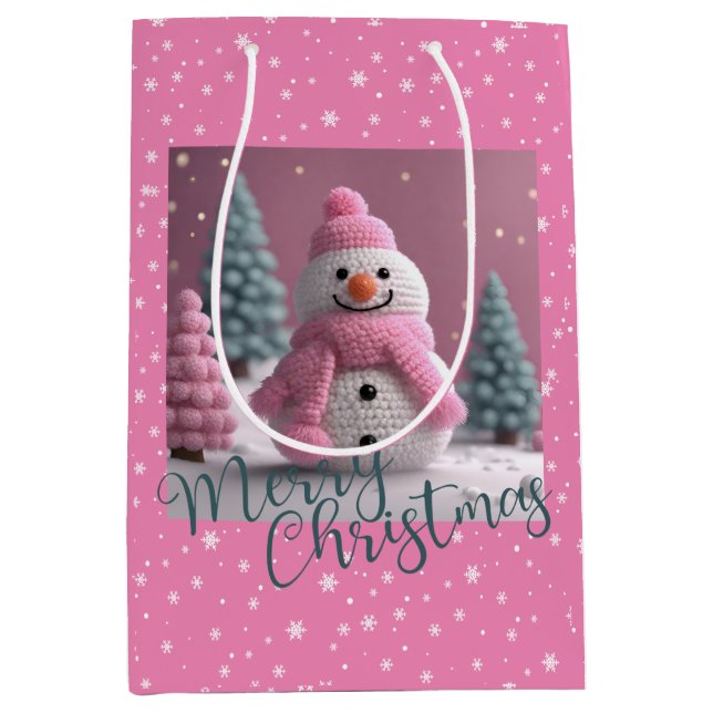 Pink Crocheted Christmas Snowman Mittlere Geschenktüte (Vorderseite)