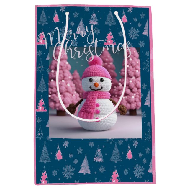 Pink Crocheted Snowman Winter Wonderland Mittlere Geschenktüte (Vorderseite)