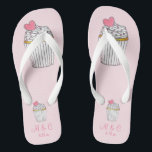 Pink Cupcake Brautparty Geschenk Hochzeit Flip Flo Flip Flops<br><div class="desc">Flip-Flops verfügen über eine originale Marker-Abbildung eines Vanillekuchens mit Zuckerguss,  Sprinklen und einem rosa Herz. Einfach mit Ihren Namen und Daten für eine einzigartige Gastgeschenk Hochzeit oder Brautjungfrau personalisieren!</div>