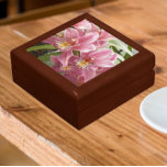 Pink Cymbidium Orchids Floral Erinnerungskiste<br><div class="desc">Für Orchideenliebhaber! In dieser hölzernen Geschenkboxen können Sie Schmuck,  Schmuck und andere kleine Pfannkuchen mit Keramik-Kacheln aufbewahren,  die das Foto eines Spritzens aus rosa Mini Cymbidium Orchids,  gemeinhin als Boat Orchids bekannt,  darstellen. Ein schönes,  blumengeschmücktes Design! Wählen Sie Ihre Geschenkboxen und Farbe.</div>