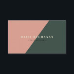 Pink & Dark Green stilvolle Block Business Card Visitenkarte<br><div class="desc">Diese stilvolle und moderne Visitenkarte zeichnet sich durch ihren hellgelben Namen aus, die geometrische Rose Rosa und den dunkelgrünen Blockhintergrund. Auf der Rückseite befinden sich Ihr Name, Ihr Titel, Kontaktinformationen und soziale Symbole mit einem tiefen, waldgrünen Hintergrund. Ändern Sie die Hintergrundfarbe und personalisieren Sie sie für Ihre Bedürfnisse. Ideal für...</div>