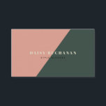 Pink & Dark Green stilvolle Block Business Card Visitenkarte<br><div class="desc">Diese stilvolle und moderne Visitenkarte zeichnet sich durch ihren hellgelben Namen aus, die geometrische Rose Rosa und den dunkelgrünen Blockhintergrund. Auf der Rückseite befinden sich Ihr Name, Ihr Titel, Kontaktinformationen und soziale Symbole mit einem tiefen, waldgrünen Hintergrund. Ändern Sie die Hintergrundfarbe und personalisieren Sie sie für Ihre Bedürfnisse. Ideal für...</div>