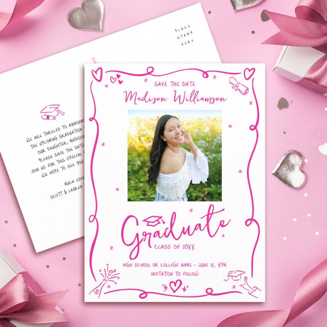 Pink Doodles Graduation Save the Date Photo White Einladungspostkarte (Von Creator hochgeladen)