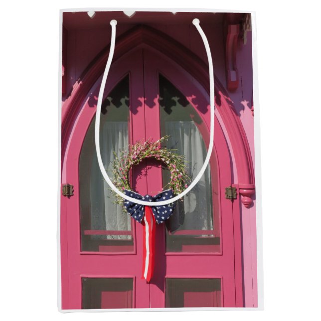 Pink Door Gingerbread Hütte - Martha's Vineyard Mittlere Geschenktüte (Vorderseite)