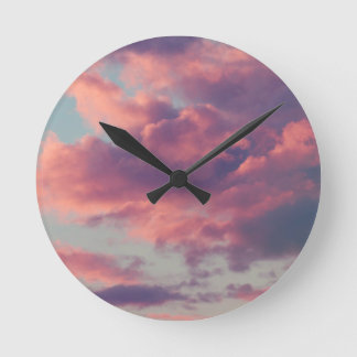 Pink Dreamy Ästhetische Sonnenuntergangswolken Runde Wanduhr