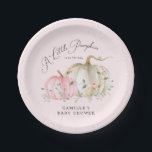 Pink eine kleine Pumkin Girl Dusche Pappteller<br><div class="desc">Machen Sie Ihre "A Little Pumpkin is on the Way" Babydusche zu einem Ereignis, um sich mit unseren unwiderstehlich niedlichen, pinkfarbenen Kürbismotiven-Tellern zu erinnern! Diese Teller sind nicht nur bezaubernd, sie sind auch praktisch! Ideal, um köstliche Leckereien zu servieren, die unvergesslichen Momente sind nur einen Teller entfernt. Karo unsere kleine...</div>