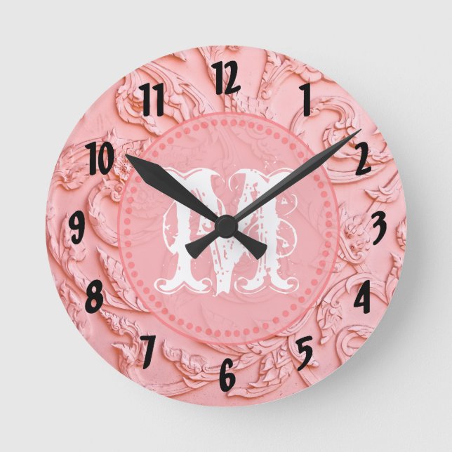 Pink Filigree Wood Monogram Initial Wall Clock Runde Wanduhr (Vorderseite)