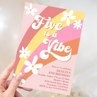 Pink Five ist ein Vibe Retro Daisies Rainbow Birth Einladung