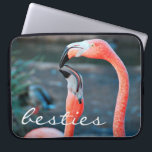Pink Flamingo Bird Friends Foto Besties Script Laptopschutzhülle<br><div class="desc">Wer sagt, dass Flamingos mit ihrem Lieblingspal keinen Spaß haben können? Lächeln, wann immer Sie diese atemberaubende, farbenfrohe Fotografie neopren Laptop Ärmel von zwei rosa Flamingos spielen herum. Dieser Laptop-Ärmel ist in drei Größen erhältlich: 15 Zoll, 13 Zoll und 10 Zoll. Ein tolles Geschenk für deinen besten Freund! Sie können...</div>