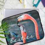 Pink Flamingo Bird Friends Fotografy Besties Laptopschutzhülle<br><div class="desc">Wer sagt, dass Flamingos mit ihrem Lieblingspal keinen Spaß haben können? Lächeln, wann immer Sie diese atemberaubende, farbenfrohe Fotografie neopren Laptop Ärmel von zwei rosa Flamingos spielen herum. Dieser Laptop-Ärmel ist in drei Größen erhältlich: 15 Zoll, 13 Zoll und 10 Zoll. Ein tolles Geschenk für deinen besten Freund! Sie können...</div>
