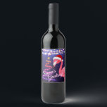 Pink Flamingo Festive Tropical Beach Weihnachten Weinetikett<br><div class="desc">Die Grüße Tropischen Strand Weihnachtsweinmarke dieser Saison bietet einen rosa Flamingo mit einer rot-weißen Weihnachtsmannmütze. Es gibt festliche Weihnachtsliegeleuchten und einen Weihnachtsbaum von Ribbon und Sternen. -</div>