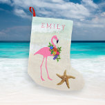 Pink Flamingo Girls Beach Kleiner Weihnachtsstrumpf<br><div class="desc">Rosa Flamingo Weihnachts-Strumpf mit einem Thema Strand. Fügen Sie ihren Namen in rosa gedruckter Schrift oben über hübsches tropisches Wasser und Strand Sand. Ein Seestern aus Single schmückt den Zehen,  und der Flamingo trägt einen Kranz aus Hibiskus und heiligen Blätter.</div>