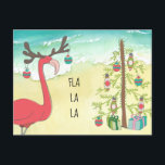 Pink Flamingo - Grußkarte am Sandy Beach Ankündigungspostkarte<br><div class="desc">Wenn Sie in diesem Jahr ein strafferes Budget haben als sonst, aber Sie möchten der Familie und Freunden, die Sie im Norden links haben, Urlaubsgrüße schicken, dann gibt es hier eine Lösung.. eine Weihnachtspostkarte. Unsere lustige Karte zeigt einen hellen roten Flamingo, der in Rentierpfannern mit Zierdekorationen verziert ist. Ein Weihnachtsbaum...</div>