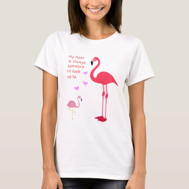 PINK FLAMINGO MIT BLICK AUF DEN T - SHIRT DER MAMA (Vorderseite)