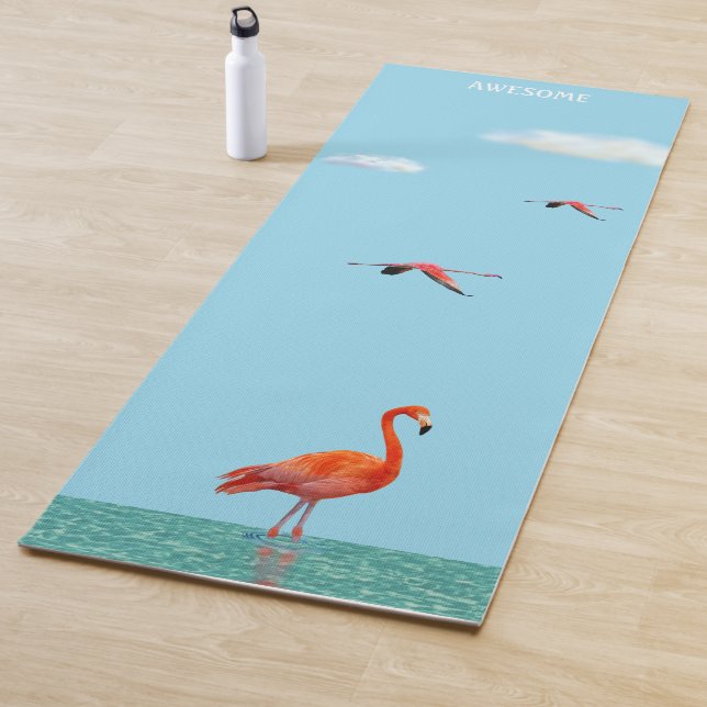 Pink Flamingo Stehend am Strand auf Light Blue Yogamatte (Beispiel)