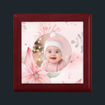 Pink Floral Baby's First Christmas Geschenkboxen<br><div class="desc">Ein zartes Weihnachtsblumendesign umgibt das ersetzbare Foto eines Babys für seine "Erste Weihnacht". Die rosa Poinsettia und das Grün beleuchten die Erholung auf einem hübschen,  rosafarbenen Hintergrund. Das sieht alles auf dieser Sake-Geschenkboxen schön aus.</div>