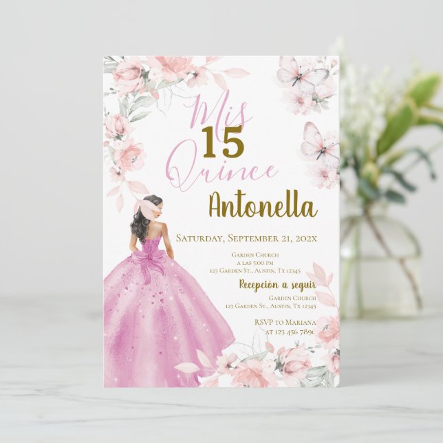 Pink Floral Butterfells Quinceañera Einladung (Stehend Vorderseite)