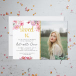 Pink Floral Gold Script Sweet 16 Birthday Foto Einladung<br><div class="desc">Feiern Sie den Meilenstein der Süße 16 mit unserer bezaubernden Geburtstagseinladung. Diese Einladung wurde mit lebhaften rosa Aquarellfarben-Blume, einem Imitat mit Goldfolie-Schrift "Sweet 16" und einem personalisierten Foto des Geburtstagsmädchens gestaltet und Set für ein unvergessliches Fest. Die Kombination aus eleganten Elementen und jugendlichem Charme schafft eine Einladung, die das Wesen...</div>