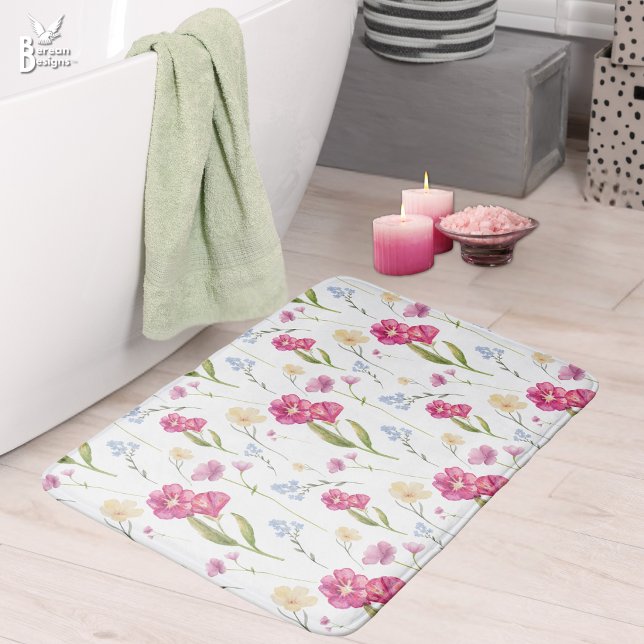 Pink Floral Watercolor Wildflower Badematte (Pretty pink floral watercolor wildflower pattern bath mat. Matching home decor gifts available.)