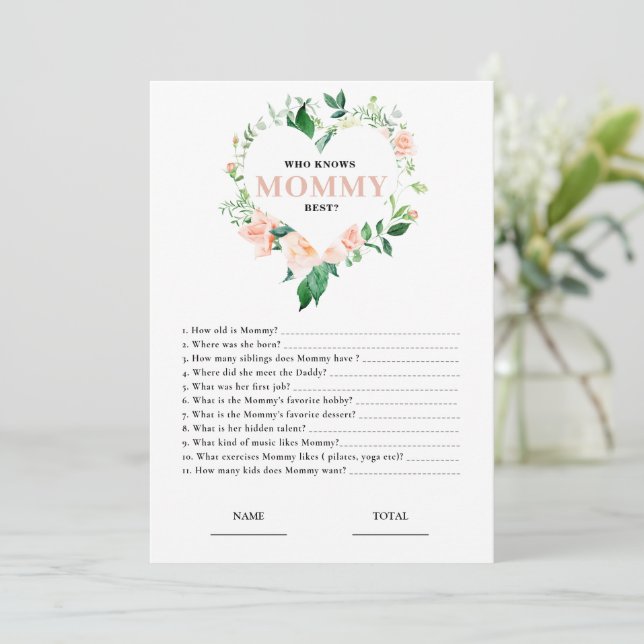 Pink Floral Wer Mommy Best Baby Shower Game kennt Einladung (Stehend Vorderseite)