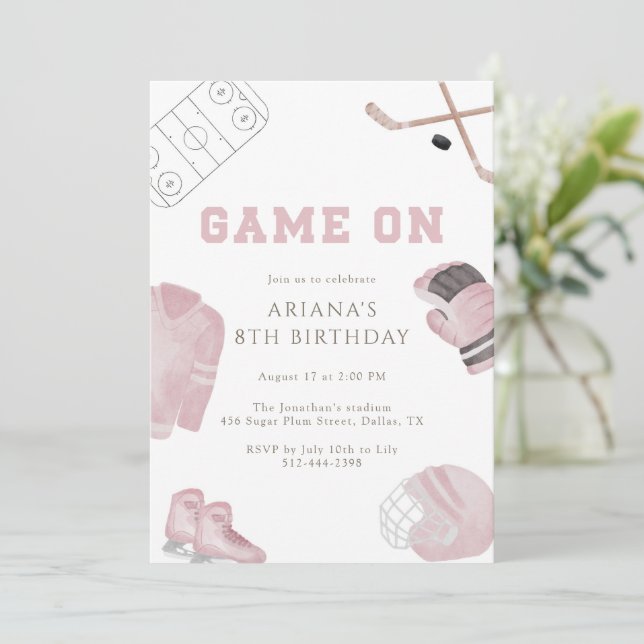 Pink Game On Hockey Birthday Party Girls Sports  Einladung (Stehend Vorderseite)