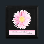 Pink Gerbera Daisy Blume Geburtstagskarte Geschenkbox<br><div class="desc">Diese anpassbare Schmuckbox hat eine weiche, rosa und gelbe gerbera daisy Blume darauf und den Satz "Zu haben und zu halten... immer", was es zu einer idealen Geschenkboxen zum Hochzeitstag machen würde, um ein Geschenk zum Überraschungsjubiläum zu verwahren, oder es als Geschenk für Ihren besonderen jemanden ließ, in dem Sie...</div>