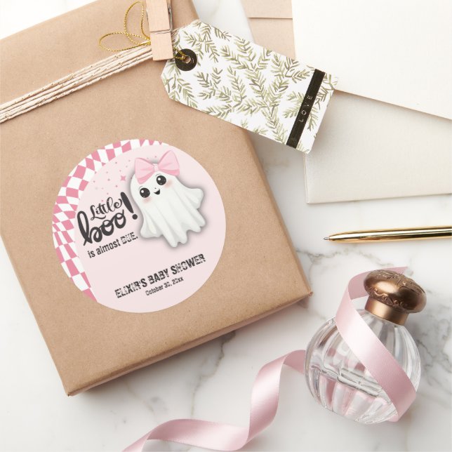 Pink Ghost Little Boo ist fast die richtige Baby D Runder Aufkleber (Schenken)