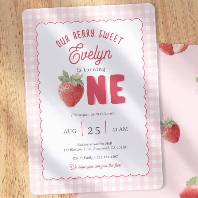 Pink Gingham Beeren Erste Erdbeere Thema Einladung (Berry First-Strawberry with pink gingham background. Spring Girl 1st Birthday Invitatio)