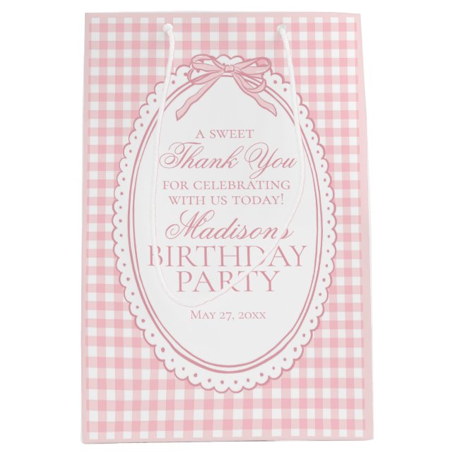 Pink Gingham Coquette Bow Birthday Party Favors Mittlere Geschenktüte (Vorderseite)