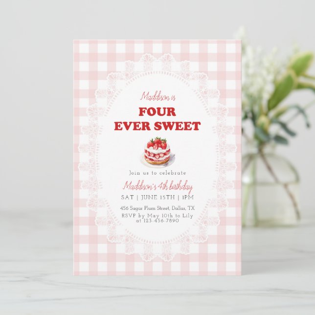 Pink Gingham Four ever Sweet Strawberry Birthday Einladung (Stehend Vorderseite)
