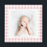 Pink Gingham Karo Baby Birthdate Magnet<br><div class="desc">Der süße Rosa Gingham Karo ist ein charmanter Weg,  um das Foto eines neuen Babys zu rahmen und die Ankunft mit einem quadratischen Magneten mit dem Namen und Geburtstag zu feiern. Machen Sie diesen Baby-Magneten für einen neuen Elternteil,  Großeltern und Familie oder Freunde.</div>