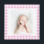 Pink Gingham Karo Baby Birthdate Magnet<br><div class="desc">Der süße,  blütige Gingham-Karo ist ein charmanter Weg,  um das Foto eines neuen Babys zu rahmen und die Ankunft mit einem quadratischen Magneten mit dem Namen und Geburtstag zu feiern. Machen Sie diesen Baby-Magneten für einen neuen Elternteil,  Großeltern und Familie oder Freunde.</div>